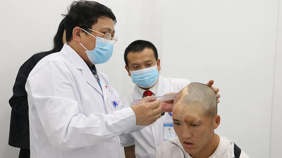昆明皮膚病專(zhuān)科醫(yī)院為奧運(yùn)田徑楊玉帥提供疤痕醫(yī)療援助